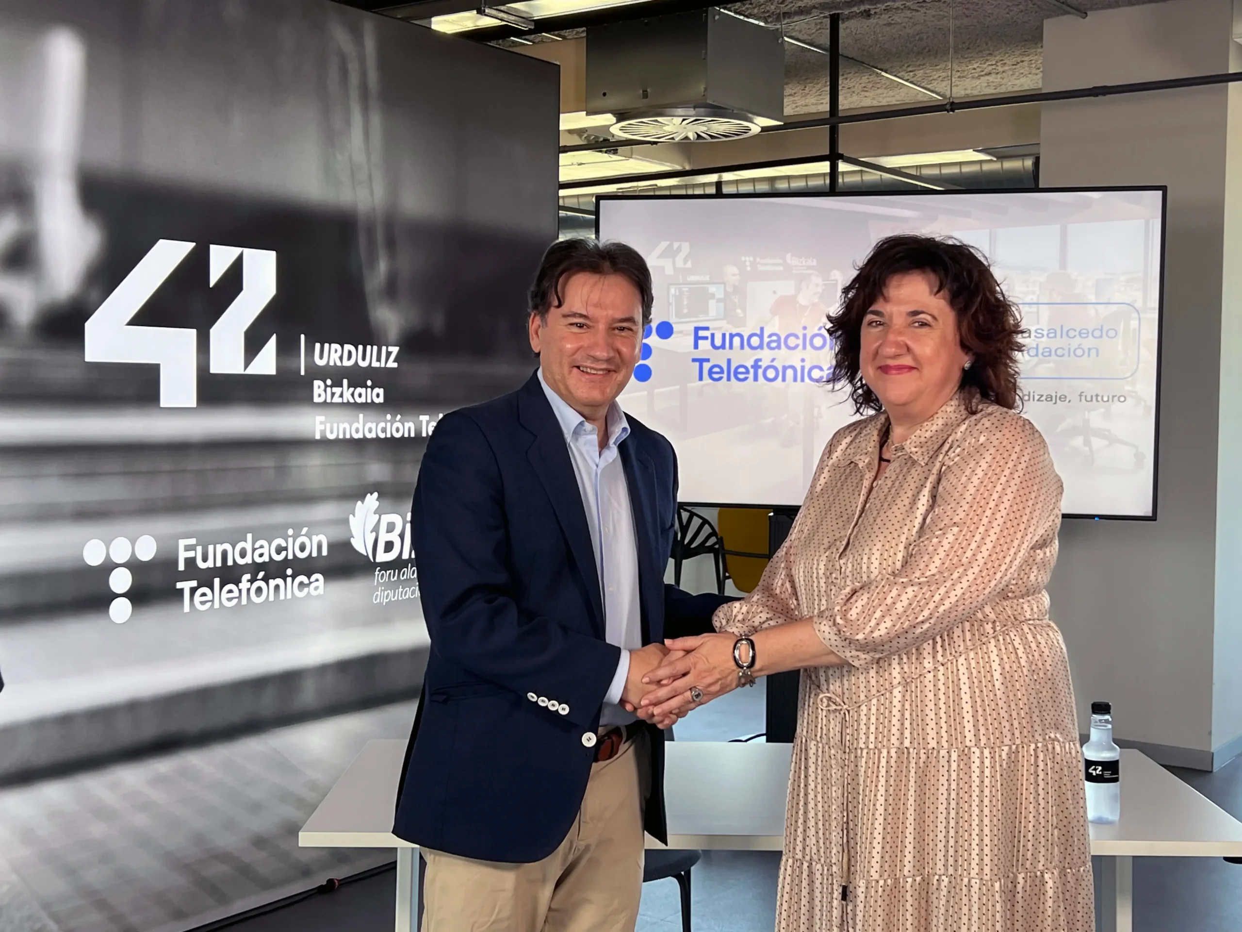 Luis Prendes, general manager of Telefonica Foundation and Isabel Urbano, general manager of Novia Salcedo. Foundation during the signing ceremony of the collaboration agreement between the two organisations.