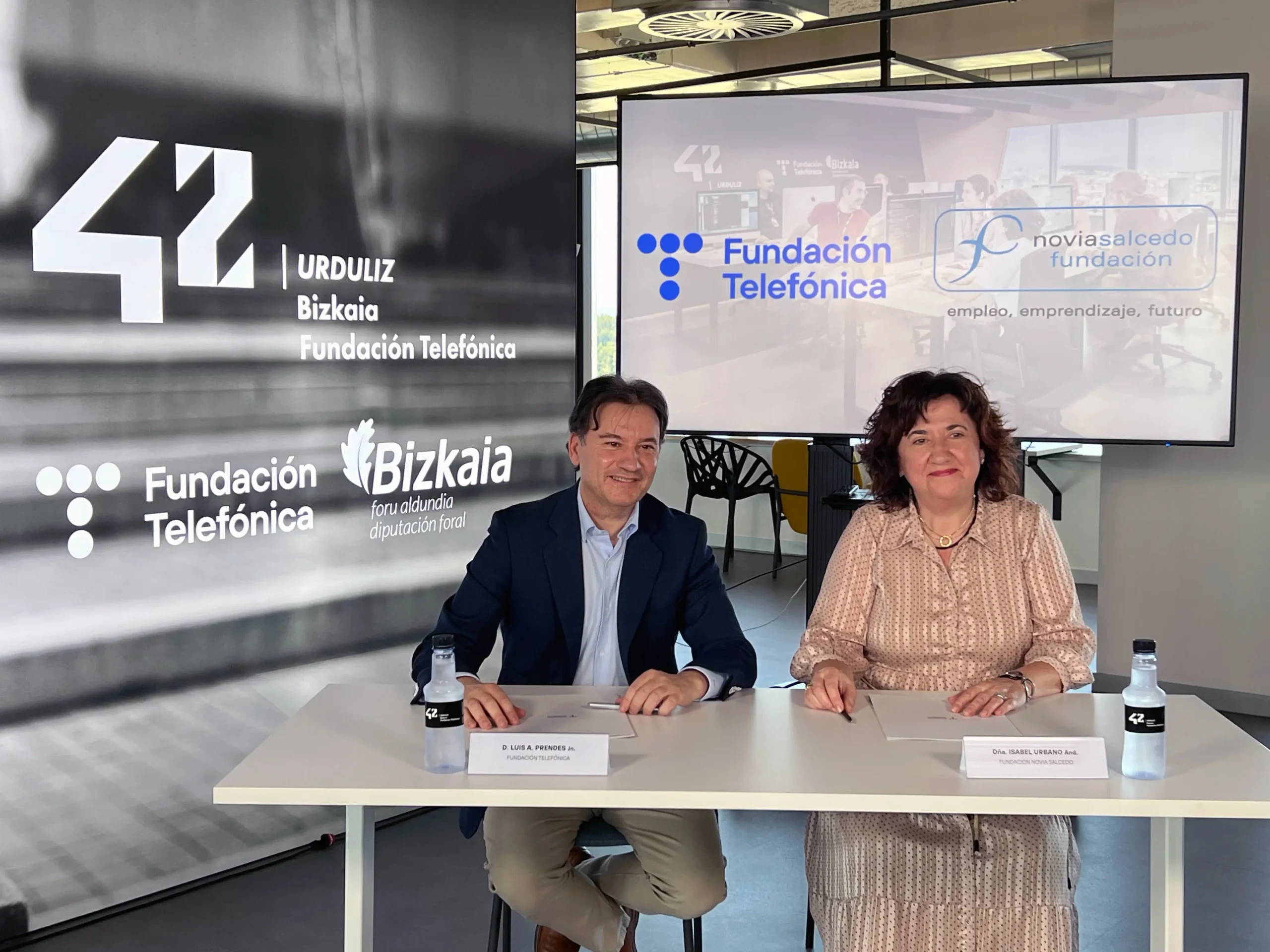 Luis Prendes, general manager of Telefonica Foundation and Isabel Urbano, general manager of Novia Salcedo. Foundation during the signing ceremony of the collaboration agreement between the two organisations.
