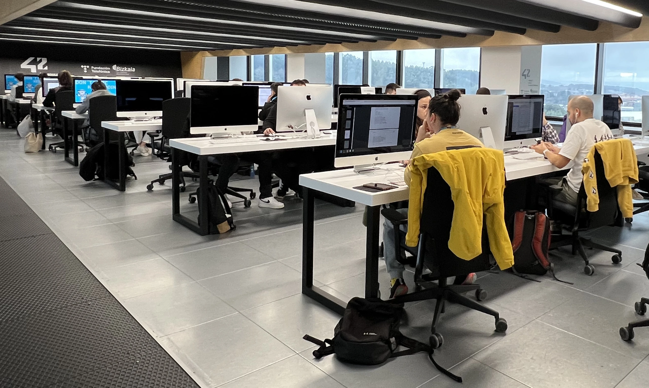 campus-42-bizkaia-wordpress Some people programming at Campus 42 urduliz