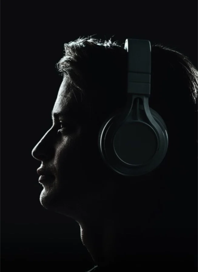 more-info-derechos-digitales-e1763548517387 Black and white image of a girl with headphones. Digital Rights.